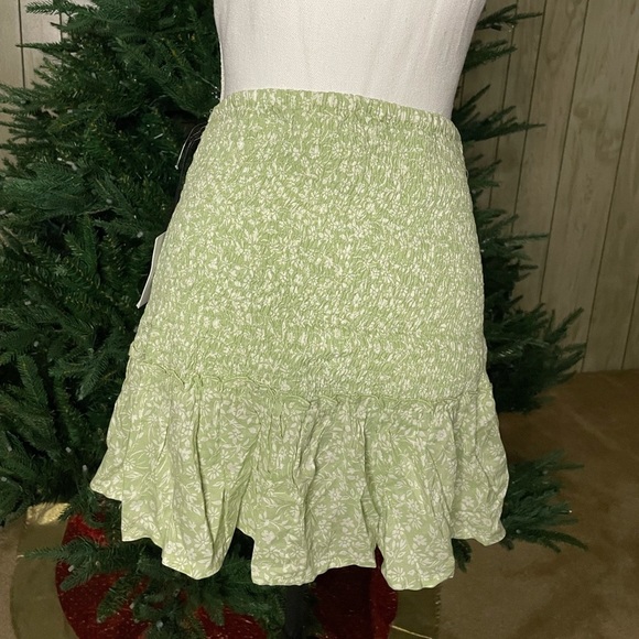 New With Tags Green and White Ruched Floral Mini Skirt - Picture 1 of 4